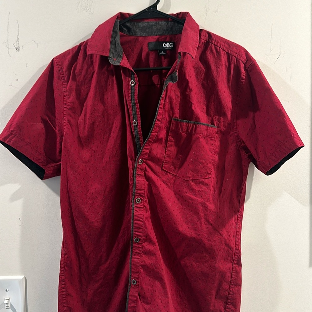 GBG BUTTON UP T SHIRT SIZE MEDIUM